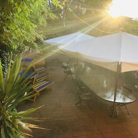 Opera Deluxe Bed and breakfast 4*