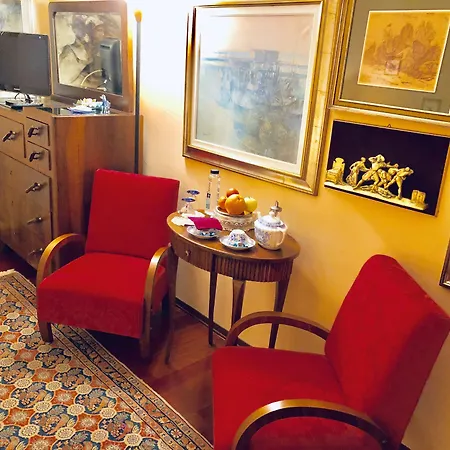 Opera Deluxe Bed and breakfast