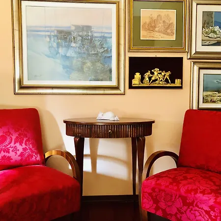 Opera Deluxe Bed and breakfast