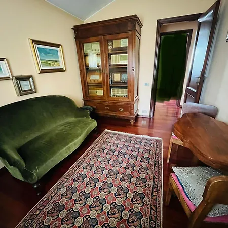 Opera Deluxe Bed and breakfast 4*