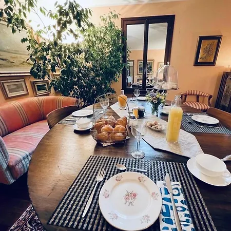 Opera Deluxe Bed & Breakfast