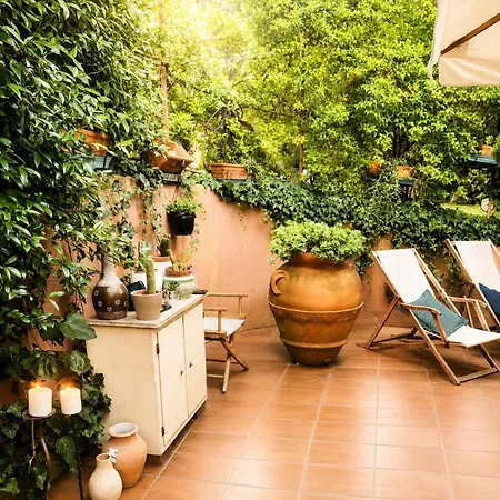 Opera Deluxe Bed & Breakfast 4*