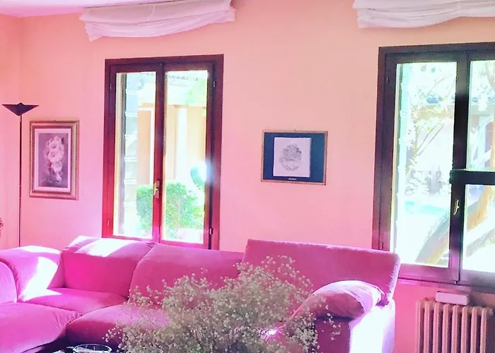 Opera Deluxe Bed & Breakfast