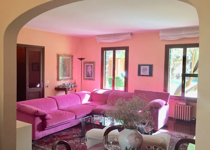 Opera Deluxe Bed & Breakfast 4*